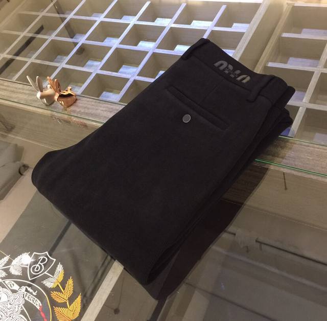 P250M家秋冬最新款。代工厂P出品。弹力休闲裤 定制进口顶级灯芯绒混纺面料，舒适度佳。上身毫无束缚感。高版型、上身显腿修长。绝对是不可多得的好货。内里加绒！尺