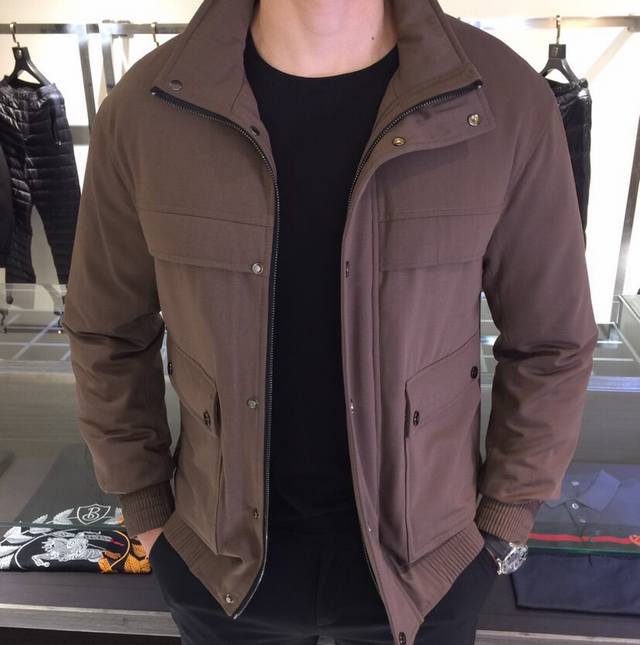 P620Lp家新款时尚商务休闲兼具翻领羽绒服来袭穿起业一点臃肿的感觉都没有 无缝粘胶直充90%白鸭绒 无过多的装饰 简约而干净 客供进口针织丹宁混纺面料 防钻绒