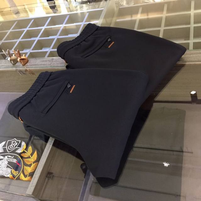 P250Ze家秋冬最新款。代工厂P出品。弹力休闲裤 定制进口顶级面料、精梳棉混纺面料！舒适度佳。上身毫无束缚感。高版型、上身显腿修长。绝对是不可多得的好货。黑色