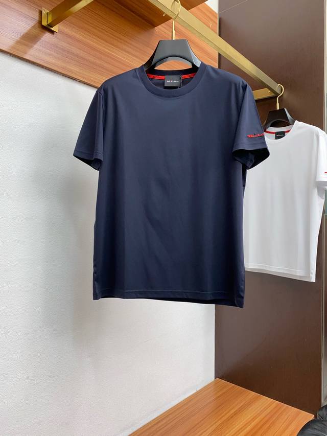 P250 春夏新款短袖 Kiton 专柜官网同步发售！辅料全部原版定制出品，贸易公司真品订单。高级定制进口面料，以天然植物芘麻面料 比一般棉织物轻薄 手感柔软，