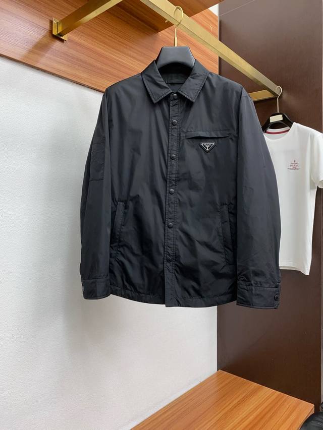 P430 普拉达 25新品立领双面外套 时尚帅气，简约百搭款 定制珠光原版面料 不仅挺括 保持潮流的廓形，又穿着舒适，纱织更细腻，码数M-3Xl