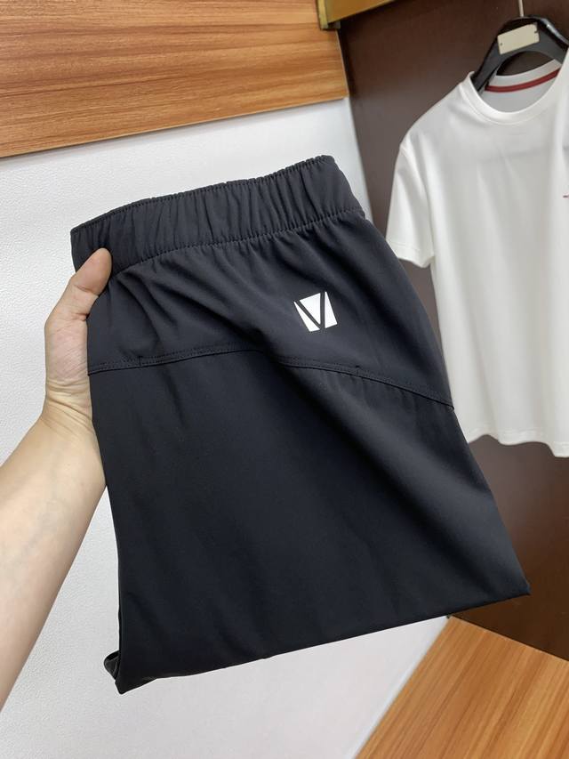 P280 Vt 公司高级订单订制高品质时尚 休闲裤。超级百搭款。独家定制面料，手感细腻柔软，贴身舒适，上身超有型！原版定制专柜最新五金辅料。超靓版型、上身显腿修