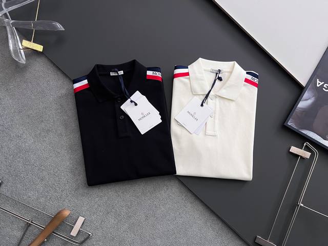 P260 品质元单Moncle*25早春夏新款Polo短袖，这款Polo衫采用高端棉质珠地面料制成，是适合各种季节的隽永设计单品。经典款式，双肩撞色织带蒙家英文