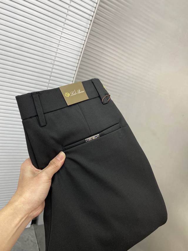 P250 Lp诺悠翩雅 加绒加厚休闲裤西裤 内里加绒 冬季御寒最新款休闲加绒裤 原单渠道货源手感很柔软，带有微微弹性 小直筒修上身效果非常漂亮 原版五金 上身不