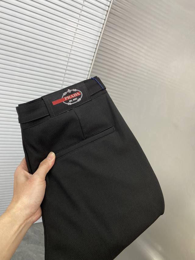 P250 Prada普拉达 加绒加厚休闲裤西裤 内里加绒 冬季御寒最新款休闲加绒裤 原单渠道货源手感很柔软，带有微微弹性 小直筒修上身效果非常漂亮 原版五金 上