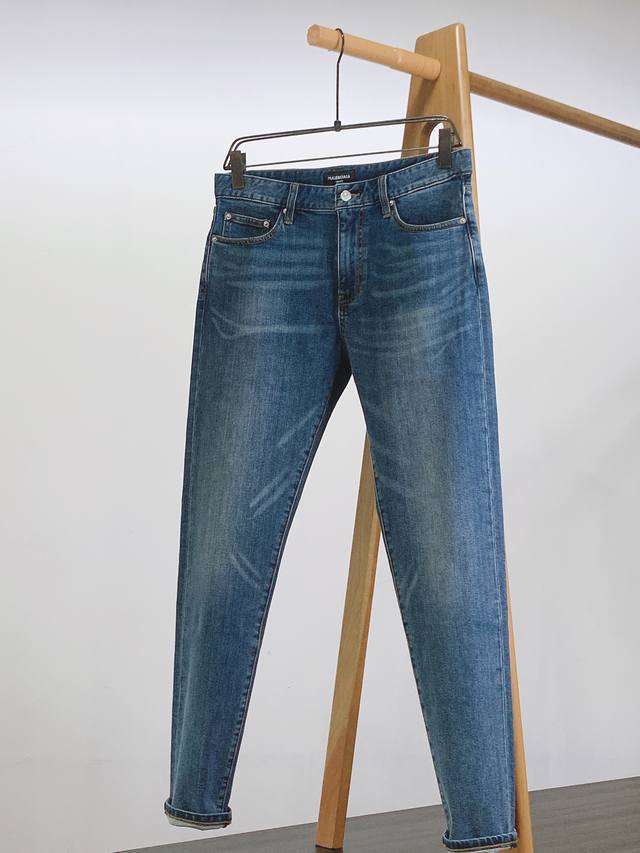 P290 Dior Homme 迪奥 桀傲 2025Ss早春新品 高级时装感，休闲洗水牛仔裤。 面料很特殊，超细精仿棉纱混纺，超柔舒适感。 具备牛仔随性感 ,休