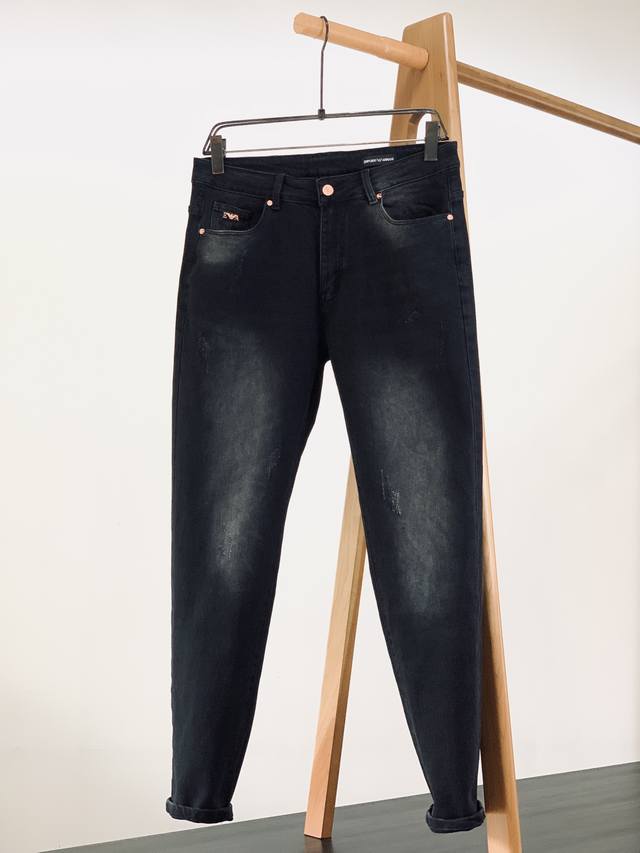 P220 Emporio Armani 阿玛尼 2025Ss早春新品 高级时装感 休闲洗水牛仔裤。 面料很特殊，超细精仿棉纱混纺，超柔舒适感。 具备牛仔随性感