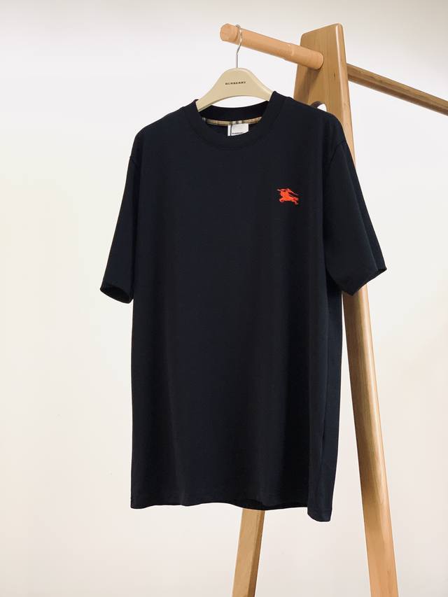 P170 Burberry 巴宝莉 2025Ss春夏新品 战马刺绣小标T恤，重磅级尤物单品，官网在售系列。奢侈一线大牌的御用面料厂织造，手感柔软舒适，穿着无累赘