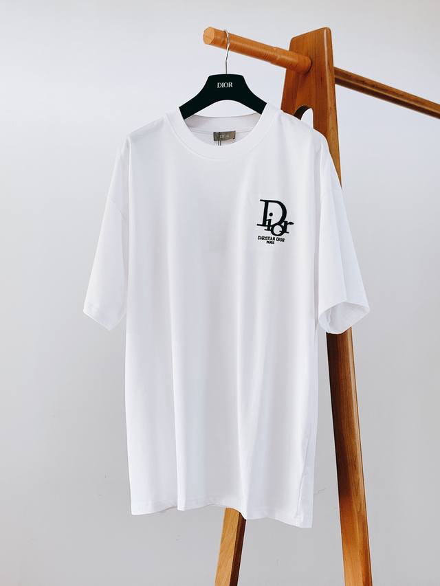 P160 Dior Homme 迪奥 桀傲 字母贴布刺绣T恤，经典而休闲。采用棉质密织平纹针织面料精心制作。前后重工百灵达刺绣字母图案，字迹工整清晰，微阔版型，