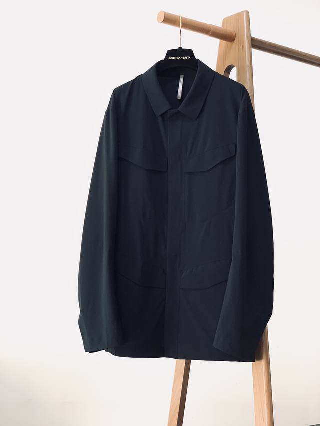 P620 Arcteryx 始祖鸟 -男款日本东丽科技纤维轻盈防水机能型多口袋猎装夹克 关于Brand： 隶属于最高端的Veilance商务系列，作为一个更加注