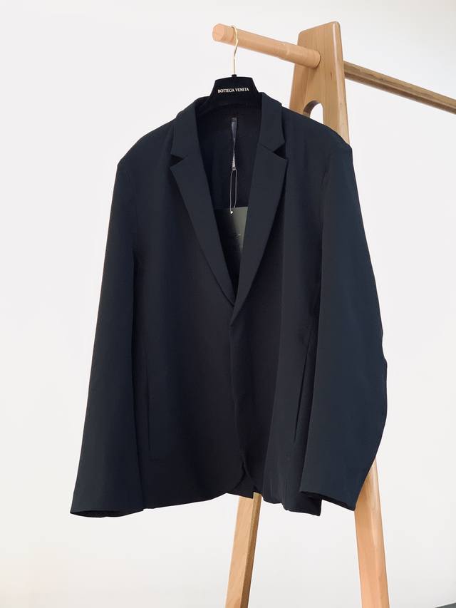 P350 Arcteryx 始祖鸟 商务系列 Veilance Indisce Blazer 休闲单西，防风防泼水面料，全压胶设计，隐藏安全口袋，侧面通风设计。
