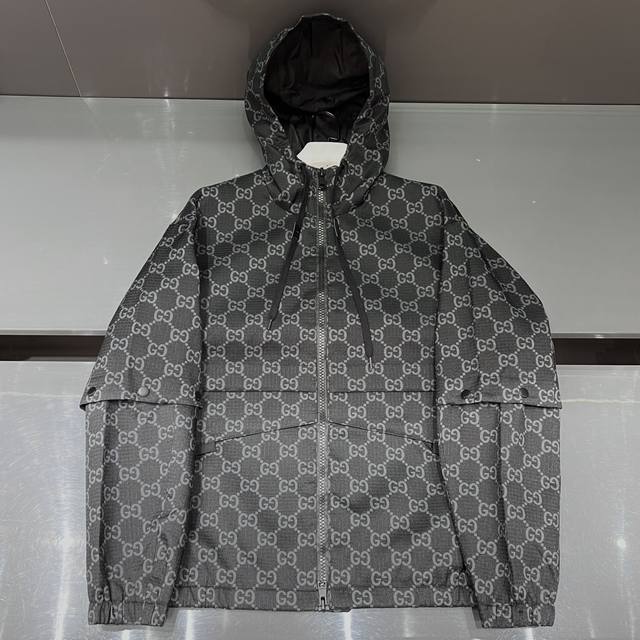 P530。 新品 Jy- 可拆卸袖、时尚走秀老花夹克外套，渠道精品. 秋冬Mon*Ler 男士连帽夹克外套 更加精简干练不失个性时尚.从容演绎休闲都市造型范儿.