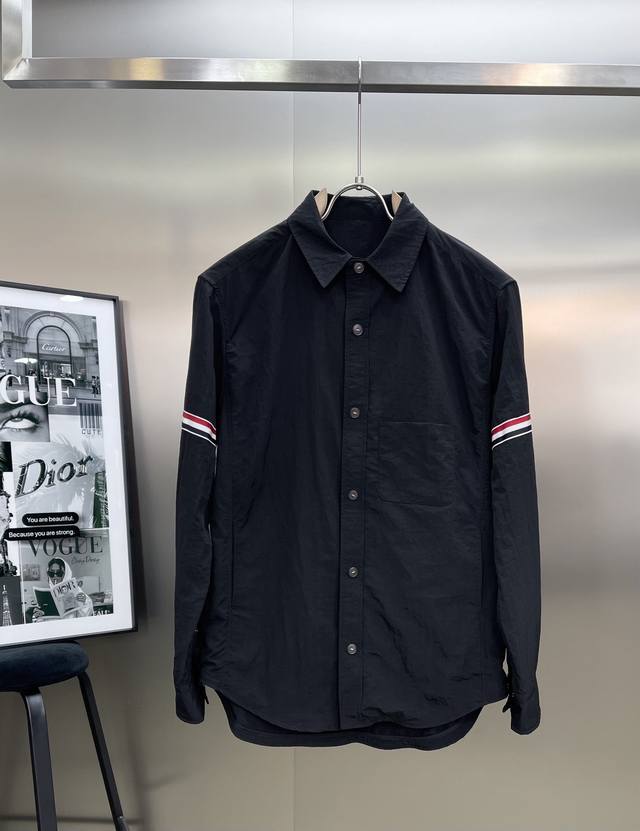 290 Thombrowne Tb 25S双袖标夹克外套，最高版本翻领中长款衬衫夹克，双袖标织带装饰；定制字母Logo纽扣，上身效果笔挺有型；袖扣均为贝壳扣，内