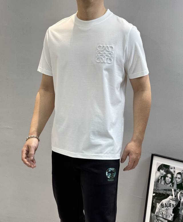 210 Loew*E罗意-威25S春夏圆领短袖.真的很好看且百搭.上身减龄效果妥妥的，怎么搭配都好看男女情侣款，立体裁剪！！胸前本色设计字母牙刷绣立体图案.搭配