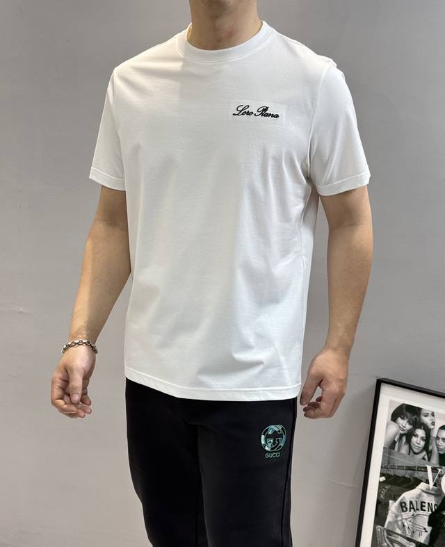 200 Loro Piana25S夏季圆领短袖，原单品质推荐！标签化的撞色高密度3D刺绣字母Logo .引入眼帘的品牌字母标识！采用定制190G丝光棉面料，上身