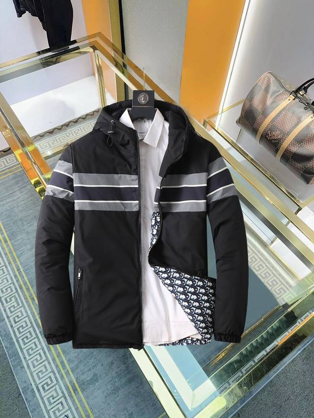 P480 迪奥 三标齐全 2025Ss冬季新款双面穿羽绒棉服外套，秀场新品品相非常完美，舒适保暖，色泽饱满诱人，非常出彩的设计，轻松将时髦感进阶，做工极为考究严
