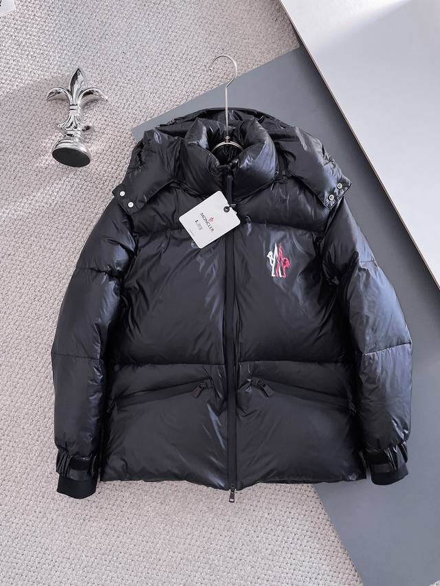 P740 蒙口 官网款新款羽绒服。这款号称羽绒服届最高端的，全部90绒的三标齐全带着经典的Logo组合搭配，第一眼看到就是满满的视觉冲击，保暖性能更出色，轻便不