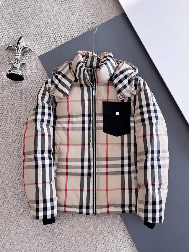 P740 巴宝莉 官网款新款羽绒服。这款号称羽绒服届最高端的，全部90绒的三标齐全带着经典的Logo组合搭配，第一眼看到就是满满的视觉冲击，保暖性能更出色，轻便