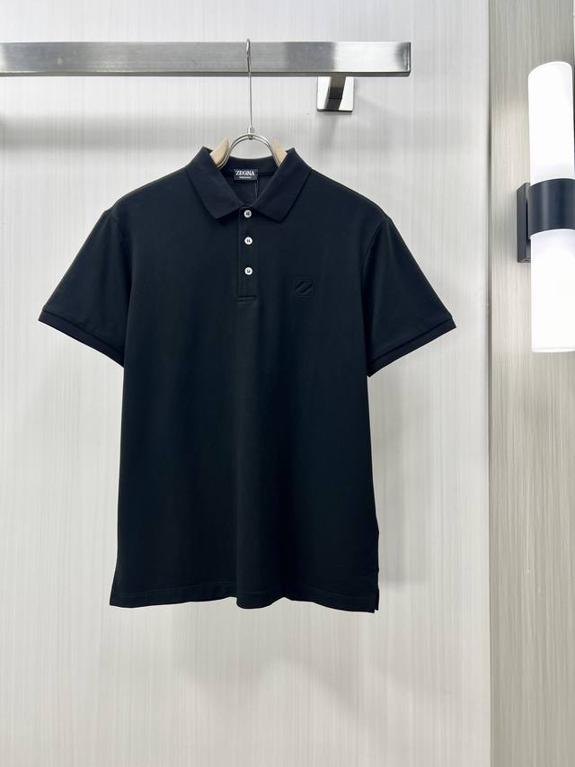 230。Zegna 杰尼亚 2025春夏新款男士翻领Polo衫短袖T恤 柜台同步发售 简洁时尚百搭 高端品质 胸前凹凸Logo设计 袖口特定螺纹针织完美拼色，定