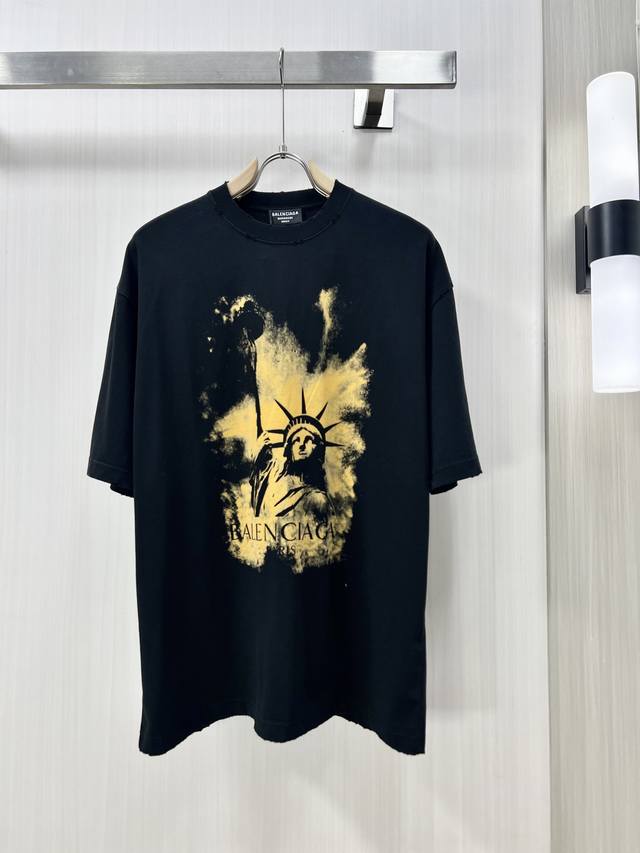 210。Balenciaga 巴黎世家 25Ss短袖T恤甄选软糯亲肤的全棉面料制成，标准版圆领短袖裁剪，更适合日常穿着。简约不失设计感Logo巧妙结合，适合打造