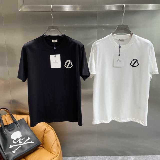 蒙家 Moncler 黑白 T 恤，简约中的奢华格调 黑色款沉稳大气，白色款纯净简约，胸前精致的品牌标识，低调又彰显品质。面料柔软亲肤，透气性一流，Xs-L20