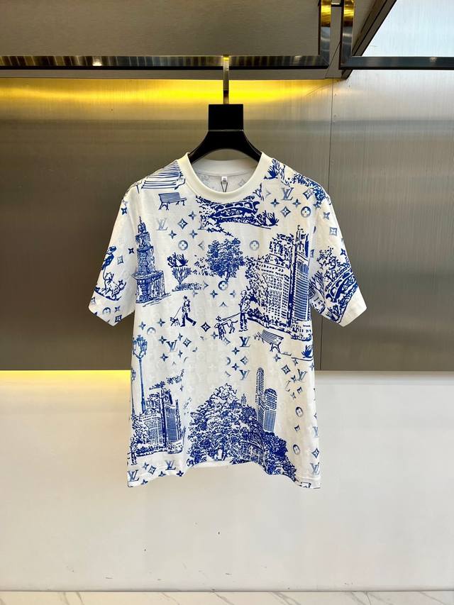 P310 1V 路易威登、2025春装新品男士短袖T恤纯棉Monogramcitywalk图案新款。这款图案T恤采用上等纯棉匹克面料制成，Monogram Ci