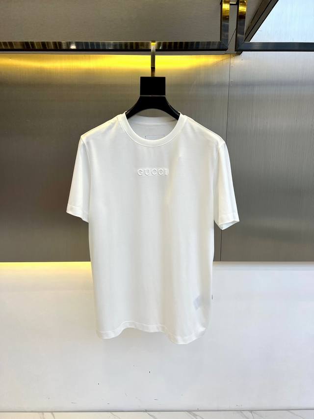 P270 Gucc古驰、2025春装新品压纹钢印短袖T恤，这款T恤采用客供定制平纹针织棉布，面料克重足，手感瓷实柔软，质感挺括有型，无论是从触感还是视觉上，都给