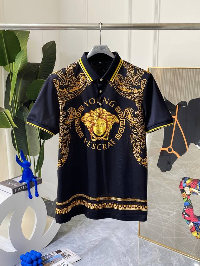 P260V思哲 2025Ss春夏新款Polo领短袖系列。精选优质双丝光珠地棉面料，时尚大牌5D数码印花Logo设计，上身版型超赞，面料细腻舒适透气，随意搭配都超
