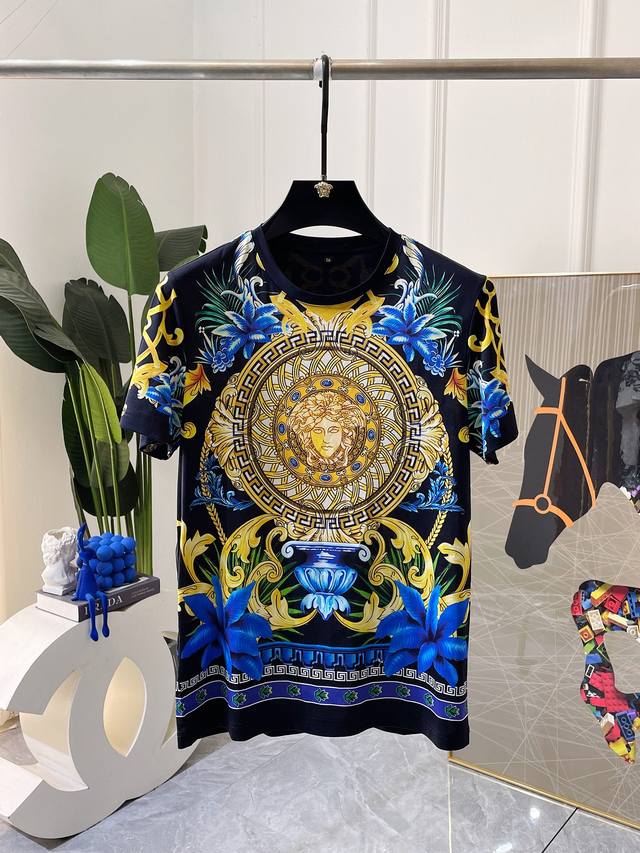 P250 V思哲 2025Ss年春夏精品短袖T恤 官网同步 高端品质 定制进口双丝光棉面料，顶级大厂工艺制作，时尚大牌印花烫钻Logo设计，手感柔软细腻 穿着亲