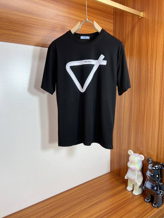 P180Prada 普拉达 2025年春夏新品上新 三标齐全 圆领短袖T恤 好货不用过多介绍 看细节 专柜码数：M-Xxxl
