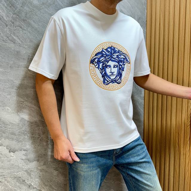 支持年后 P180Versace 范思哲 2025春夏新品 三标齐全 260克圆领纯棉短袖T恤 好货不用过多介绍 看细节 专柜码数：M-Xxxl 175 140