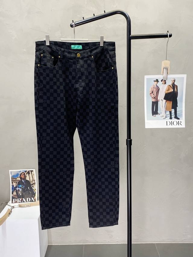 P220。Louis Vuitton路易威登独家专供新款休闲牛仔裤高端版本！专柜定制面料 透气舒适度高，细节无可挑剔，品牌元素设计理念，体现高品质。手感细腻柔软