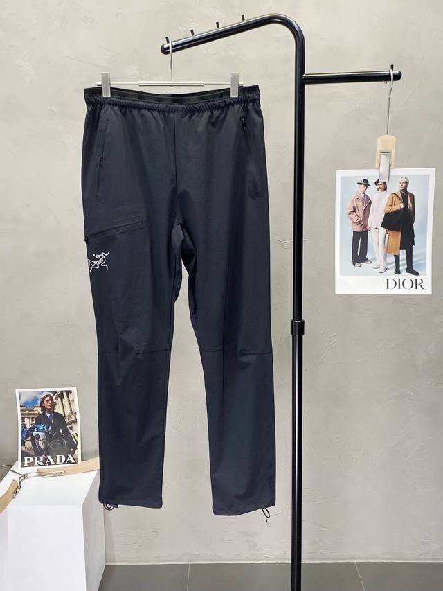 P250。Arc’Teryx始祖鸟独家专供新款休闲裤。高端版本！专柜定制面料 透气舒适度高，细节无可挑剔，品牌元素设计理念，体现高品质。手感细腻柔软！呈现休闲裁