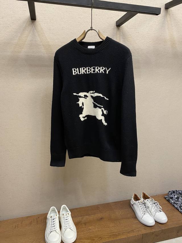 P340Bbr，Burberry马术骑士徽标羊绒混纺针织衫 1.羊毛羊绒混纺面料： 精选高品质的羊毛与羊绒原料，按照一定的比例进行混纺。羊毛提供保暖性和耐用性，