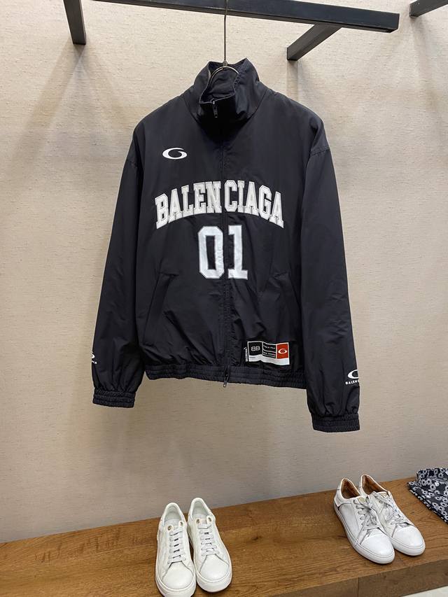P390 Balenciaga足球运动夹克 革新科技面料 采用50%棉+50%锦纶科技府绸，赋予夹克轻盈挺括的质感与卓越的透气性，适应高强度运动需求。面料经特殊
