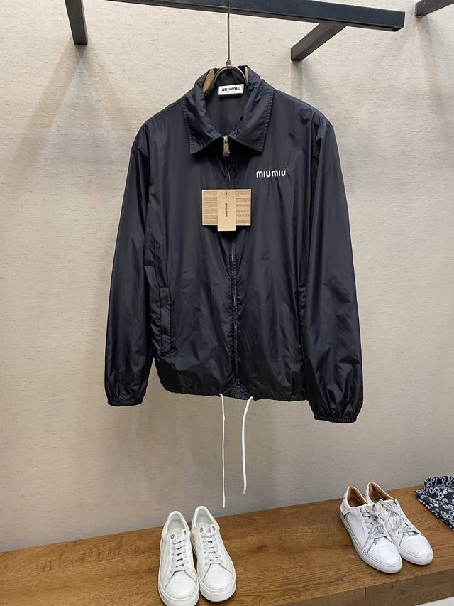 P260Miu Miu 尼龙夹克 功能性织物材质： 选用尼龙材质，这种面料具有轻便、耐磨、防水防风等特点，非常适合户外活动或日常穿着。 这款夹克巧妙地将运动风格