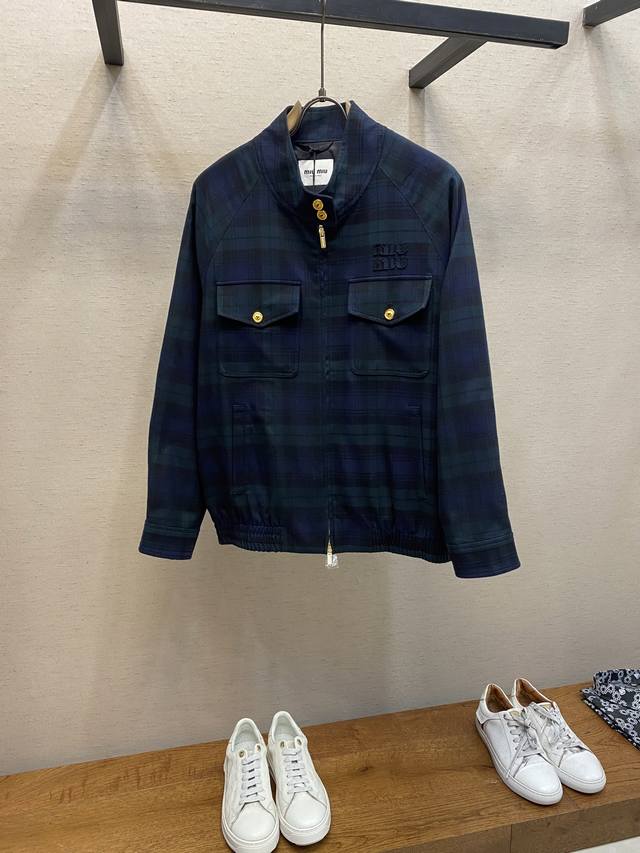 P420Miu Miu 羊毛格纹夹克 面料选择与色纺工艺：采用定制羊毛色纺千鸟格面料，色纺工艺使颜色均匀地分布在纱线中，不仅提升了面料的质感，还确保了色彩的牢固