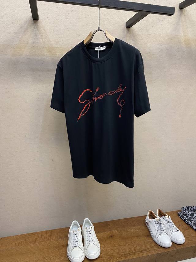 P170Givenchy 纪梵希 25Fw12 男士 徽标图案短袖T恤 同步官网发售！从高定走向高街的Gv，俘获大量年轻人的心，经典、时髦、高贵，一直是Gv的风