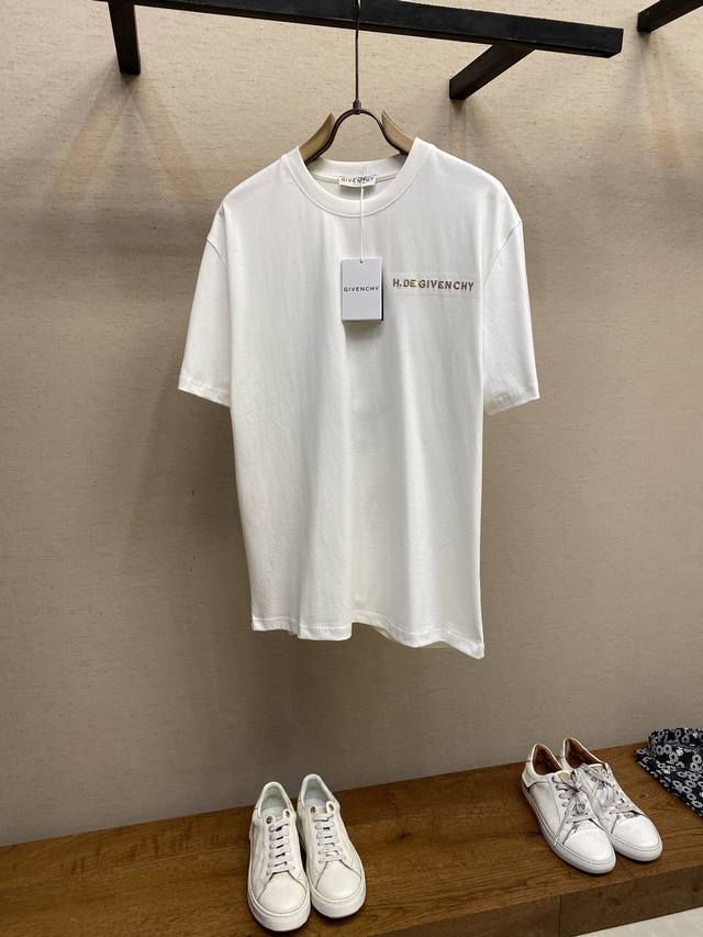 P180Givenchy、蛇年限定短袖，男女同款， 同步官网发售！从高定走向高街的Gv，俘获大量年轻人的心，经典、时髦、高贵，一直是Gv的风格所在，从这款短袖中