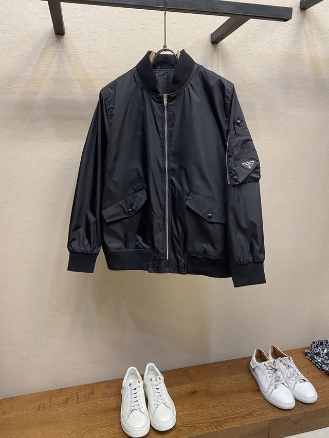 P430Prada，普拉达男士再生尼龙飞行员夹克外套 立体裁剪的宽松版型，时髦有型的同时又非常修身显瘦～不管是春秋做为外套穿搭，还是平时用以凹造型都非常Nice