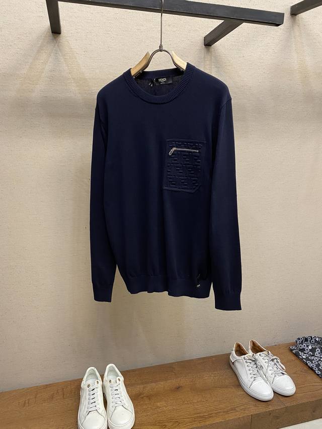 P290Fendi、海军蓝毛衣 材质与工艺 100%羊毛纱线：采用高品质的羊毛纱线制成，手感细腻柔软，保暖性能极佳，能够直接与肌肤接触，带来极佳的穿着体验。 设