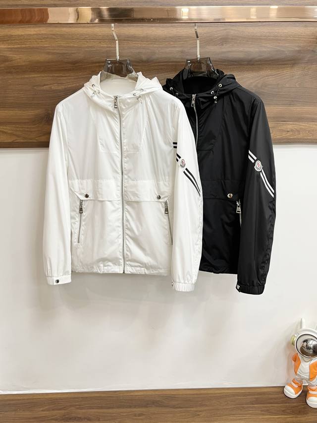 主推 P390 Moncler 2025Ss早春新款发布蒙口连帽夹克外套，春款外套！穿上就是舒适自在又显瘦的存在，慵懒而随性，结合干净简单的色系就特别耐看，适合