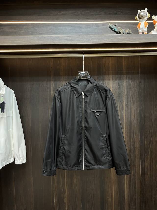 主推 P420 Prada 2025Ss春季最新款秘普拉达翻领休闲外套 春款外套高端品质、高档制作工艺，版型面料五金都是专柜1:1定制，透气舒适合成面料，Log