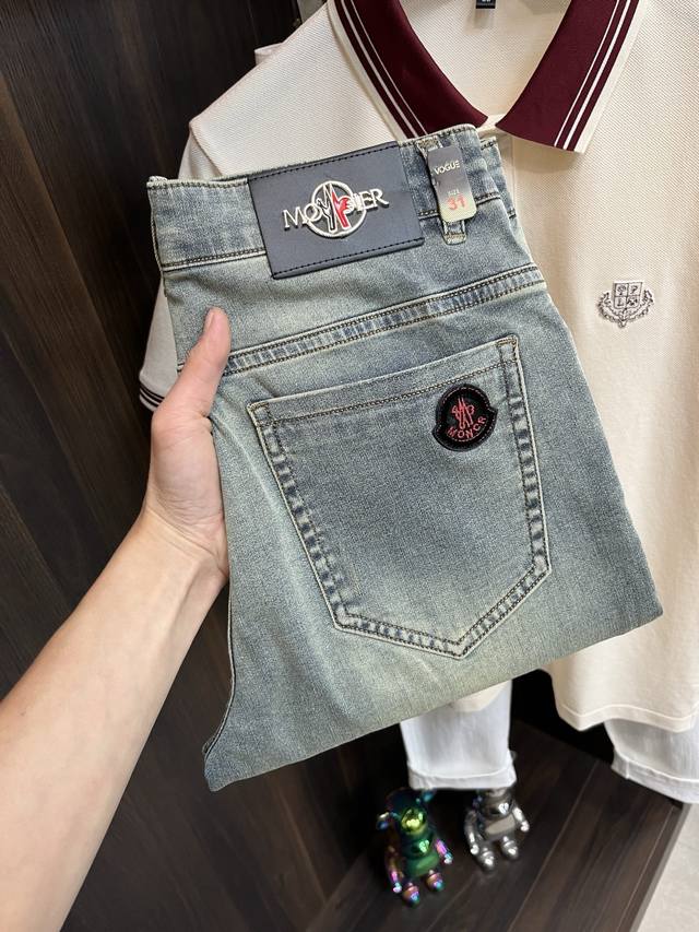主推 P250 Moncler 2025春季独家专供新款秘蒙口潮男时尚休闲牛仔裤，春季新款裤子 高端欧版原单潮流时尚休闲裤子 透气舒适度高，细节无可挑剔，品牌元