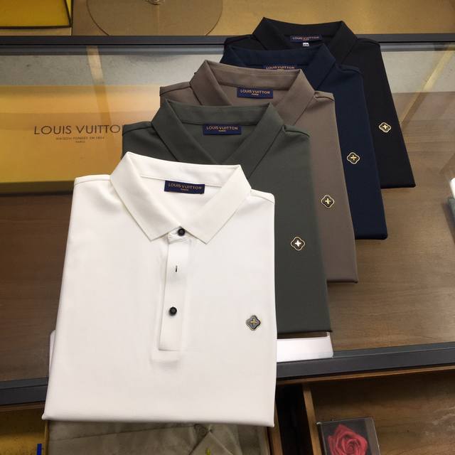 新品 P210 L.V... 高端Polo 2025Ss春夏新品 Go 时尚休闲翻领T恤，甄选优质天丝凉爽面料，无痕切割工艺，胸前密针精致Logo设计标识，客供