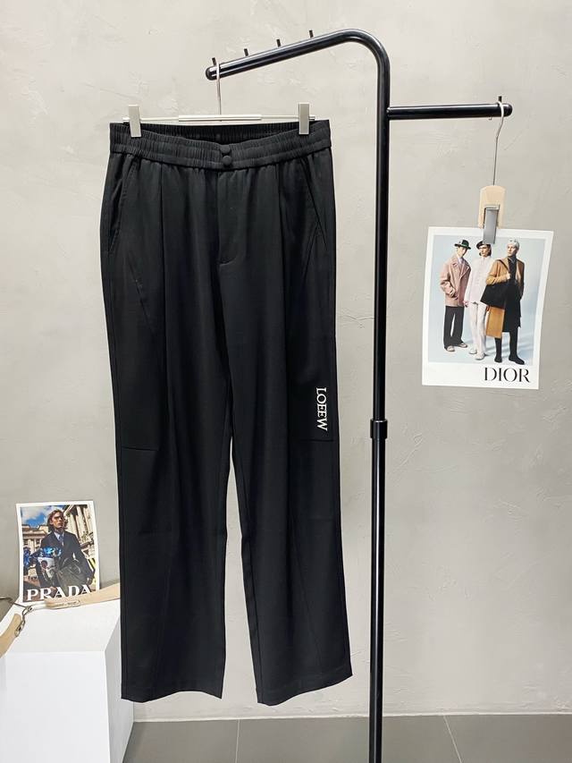 P300。Loewe罗意威独家专供新款 休闲裤 长裤，高端版本！进口面料 透气舒适度高，细节无可挑剔，品牌元素设计理念，体现高品质。手感细腻柔软！呈现休闲裁剪，