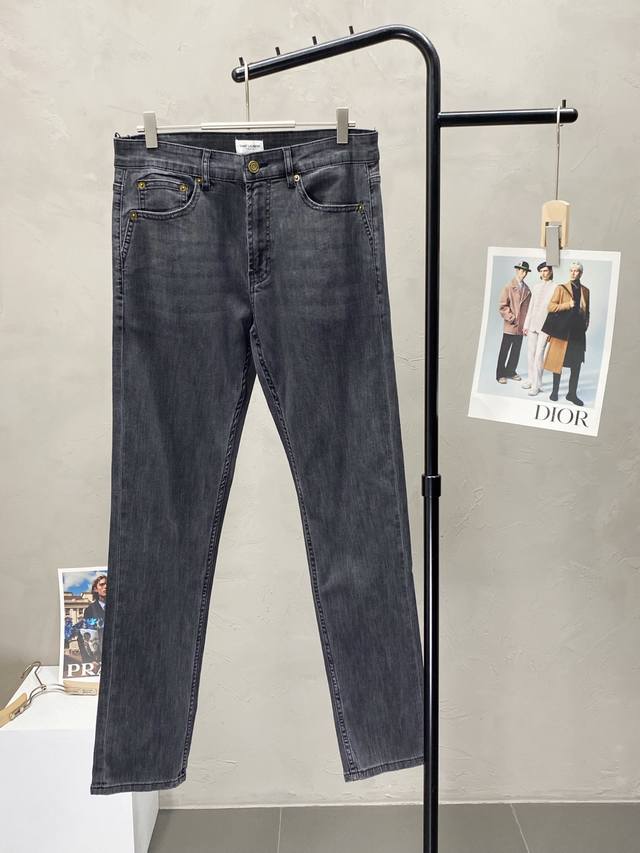 P230。Saint Laurent圣罗兰独家专供新款男士牛仔裤高端版本！专柜定制面料 透气舒适度高，细节无可挑剔，品牌元素设计理念，体现高品质。手感细腻柔软！