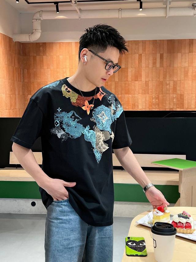 P250 1V彩墨渲染印花装饰短袖T恤 奢感休闲为一体成就最美最酷时装短T，开放型的设计灵感，大胆张扬不失个性！ 客供针织棉面料，具备相当高的档次感，舒适透气性