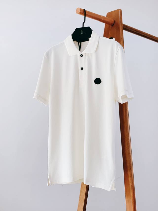 P260 Moncler 蒙口 2025Ss春夏新品 翻领徽章Polo短袖，这款Polo衫采用高端棉质珠地面料制成，是适合各种季节的隽永设计单品。经典款式，胸前