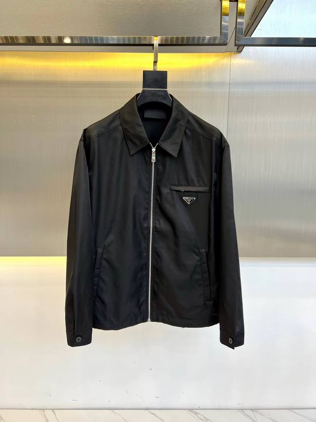 P440 Pr-Ad普拉-、2025春装新款三角翻领再生尼龙黑色夹克防风男士外套。这款再生尼龙衬衫甄选回收海洋塑料废弃物所制的特殊再生尼龙纱线打造，衬衫领和配有